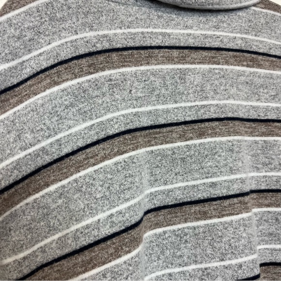 Pre-Loved Men’s Light Gray/Dark Gray Crossover Stripe Hooded Sweater - BKE - Picture 3 of 8